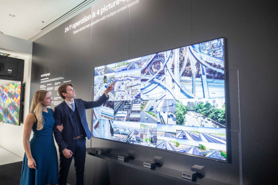 삼성전자가 11일부터 14일(현지 시간)까지 네덜란드 암스테르담에서 열리는 유럽 최대 디스플레이 전시회 'ISE(Integrated Systems Europe) 2020'에 참가해 상업용 디스플레이 신제품을 대거 공개한다. 삼성전자 모델들이 화면을 다중 분할해 고화질 영상을 제공하는 'QLED 8K 사이니지'의 관제센터용 솔루션을 소개하고 있다. <삼성전자 제공>